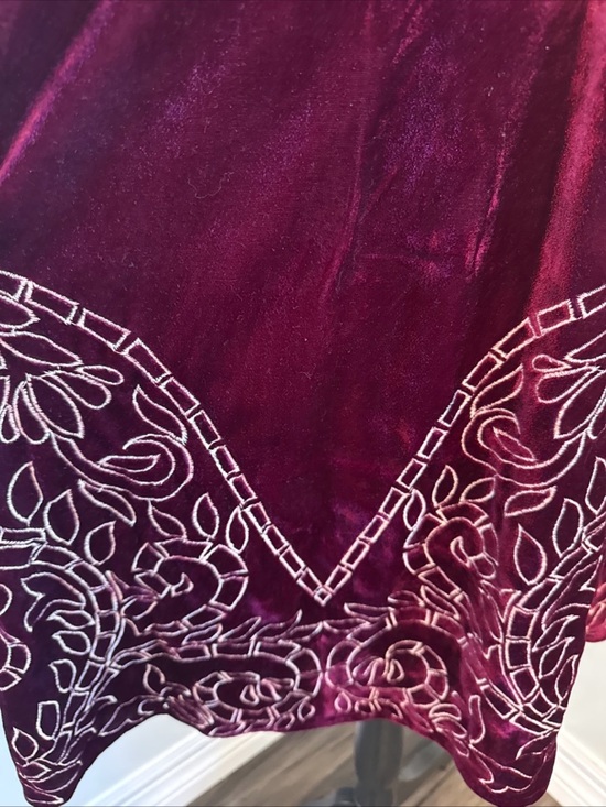 CHELSEA & VIOLET Women LargeEmbroidered Velvet Shift Dress Short Sleeve Burgundy - Picture 3 of 8